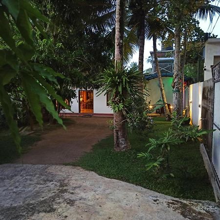 Suriya Homestay Mirissa Exterior foto
